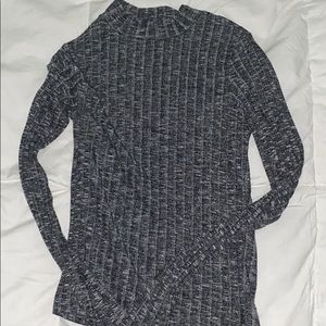 It’s a long sleeve crew neck 🤍